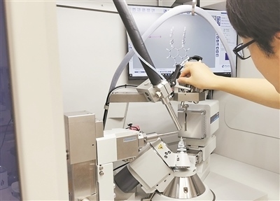 科研人員使用X射線衍射儀研究σ鍵。圖片來源：日本北海道大學(xué)