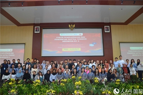 與會嘉賓與阿拉扎大學(xué)師生合影。人民網(wǎng)記者 李培松攝