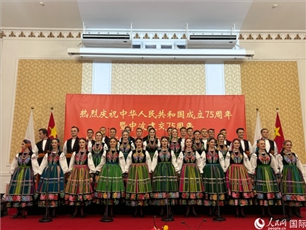 波蘭馬佐夫舍歌舞團(tuán)現(xiàn)場演出。人民網(wǎng)記者 禹麗敏攝