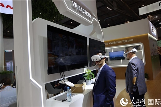 外國觀眾在通過VR參觀中國風(fēng)電企業(yè)智慧工廠。人民網(wǎng)記者 劉仲華攝