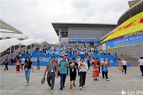 第二十一屆東博會展館外，參觀者步行離場。人民網(wǎng)記者趙益普攝