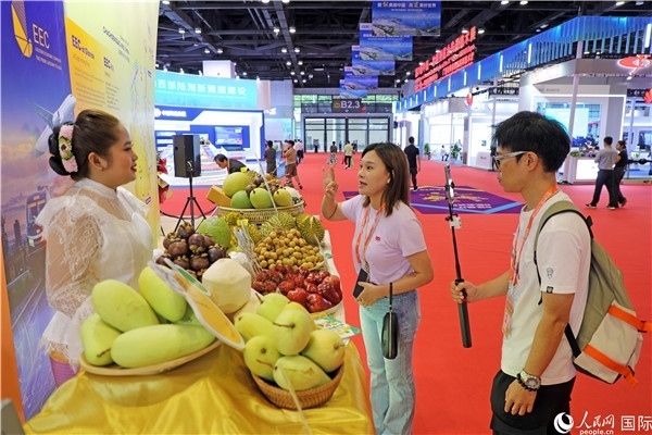 在東博會泰國展區(qū)，參觀者在向泰方工作人員了解泰國水果情況。人民網(wǎng)記者趙益普攝