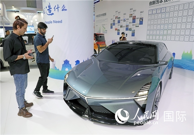 東博會上，上汽通用五菱展出的一款名為“東盟之光”的新能源概念車吸引參觀者駐足。人民網記者趙益普攝
