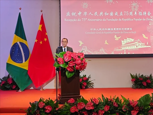 塞爾希培州州長(zhǎng)代表、副州長(zhǎng)索布拉爾在招待會(huì)上致辭。 中國(guó)駐累西腓總領(lǐng)館供圖