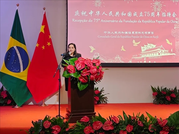 伯南布哥州州長(zhǎng)代表、科技廳長(zhǎng)維達(dá)爾在招待會(huì)上致辭。 中國(guó)駐累西腓總領(lǐng)館供圖