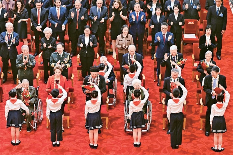 2024年9月29日，中華人民共和國國家勛章和國家榮譽(yù)稱號頒授儀式在北京人民大會堂隆重舉行。圖為少先隊(duì)員向國家勛章和國家榮譽(yù)稱號獲得者敬禮致意。 新華社記者 岳月偉/攝