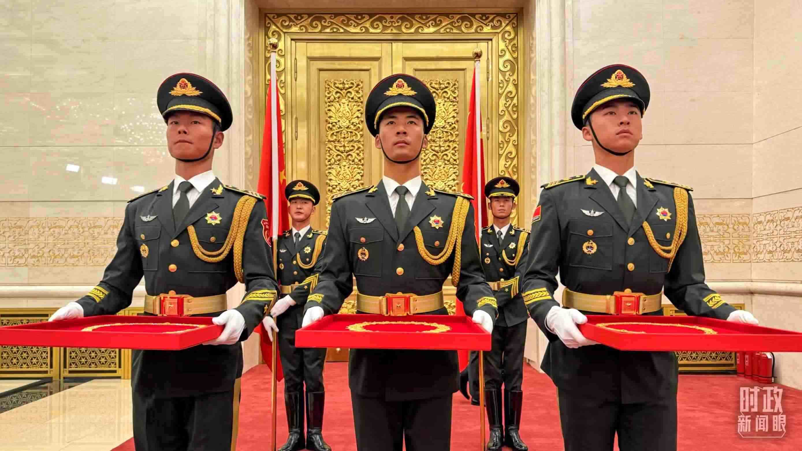 禮兵手捧共和國勛章、友誼勛章和國家榮譽(yù)稱號獎(jiǎng)?wù)?。（總臺央視記者李增仁拍攝）
