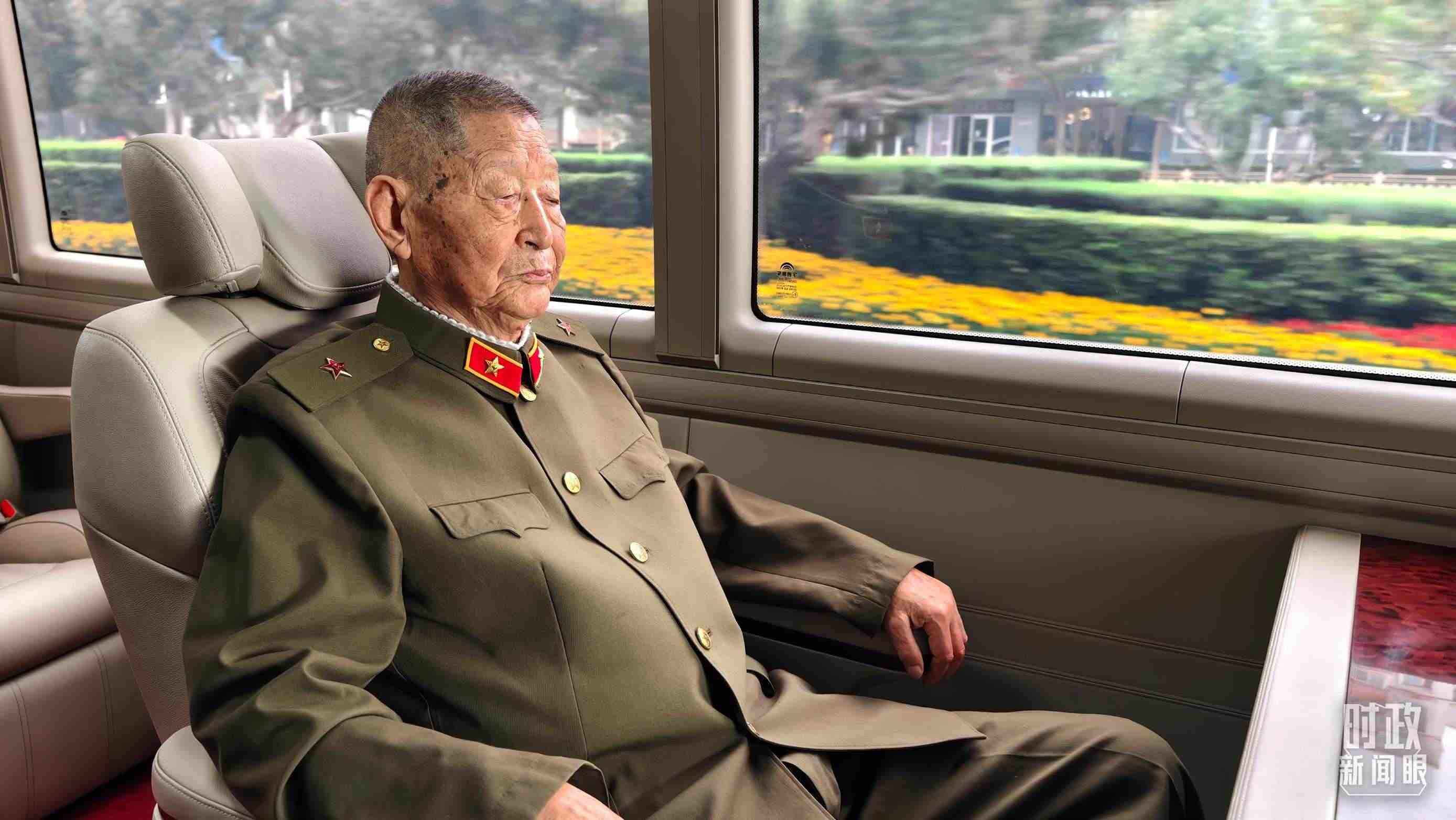 “共和國勛章”獲得者黃宗德乘坐禮賓車前往人民大會堂。（總臺央視記者胡瑋拍攝）