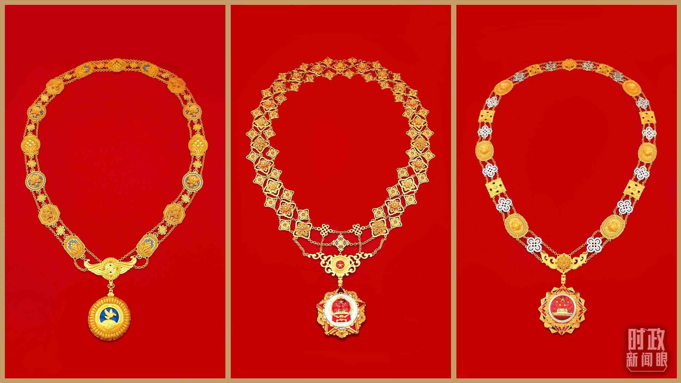 “共和國勛章”（中）、“友誼勛章”（左）和國家榮譽(yù)稱號獎(jiǎng)?wù)拢ㄓ遥＃偱_央視記者郭鴻、鄂介甫拍攝）