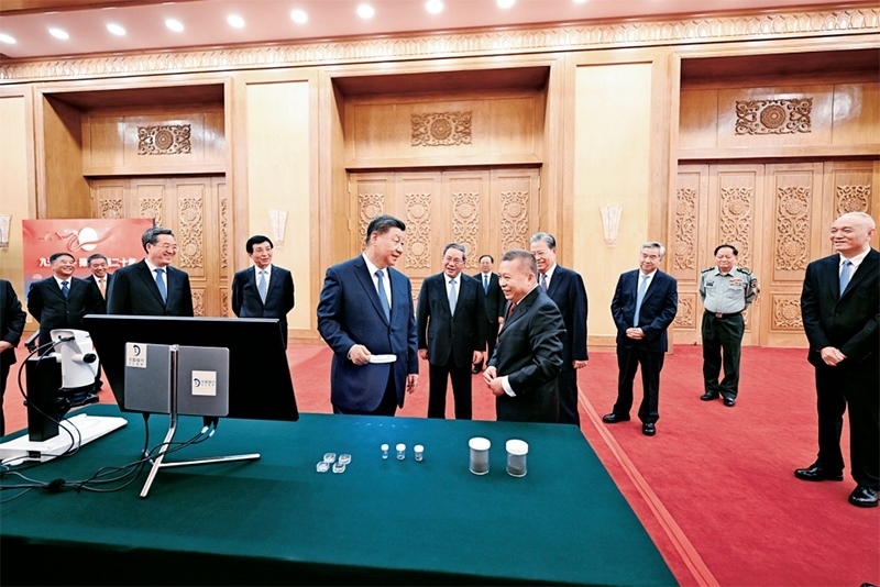 2024年9月23日，黨和國家領(lǐng)導(dǎo)人習(xí)近平、李強、趙樂際、王滬寧、蔡奇、丁薛祥、李希等在人民大會堂接見探月工程嫦娥六號任務(wù)參研參試人員代表并參觀月球樣品和探月工程成果展覽。這是習(xí)近平等參觀月球樣品和探月工程成果展覽。 新華社記者 謝環(huán)馳/攝