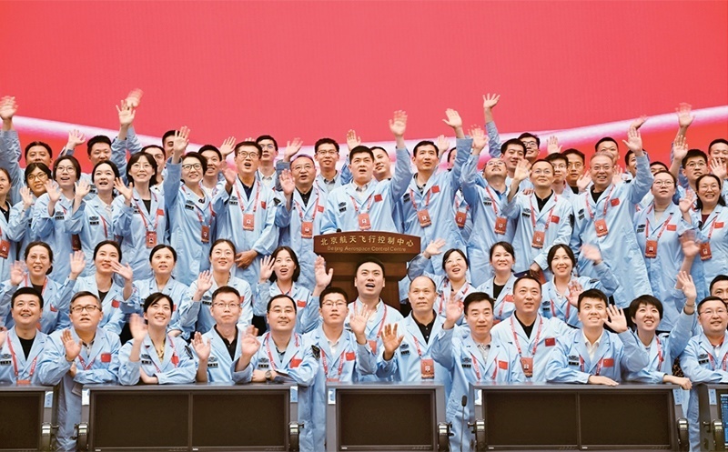 嫦娥六號完成了人類歷史上首次月球背面采樣，突破了多項(xiàng)關(guān)鍵技術(shù)，是我國建設(shè)航天強(qiáng)國、科技強(qiáng)國取得的又一標(biāo)志性成果，是我國探月工程的重要里程碑。圖為2024年6月25日，嫦娥六號任務(wù)圓滿成功后，工作人員在北京航天飛行控制中心合影。 新華社記者 金良快/攝