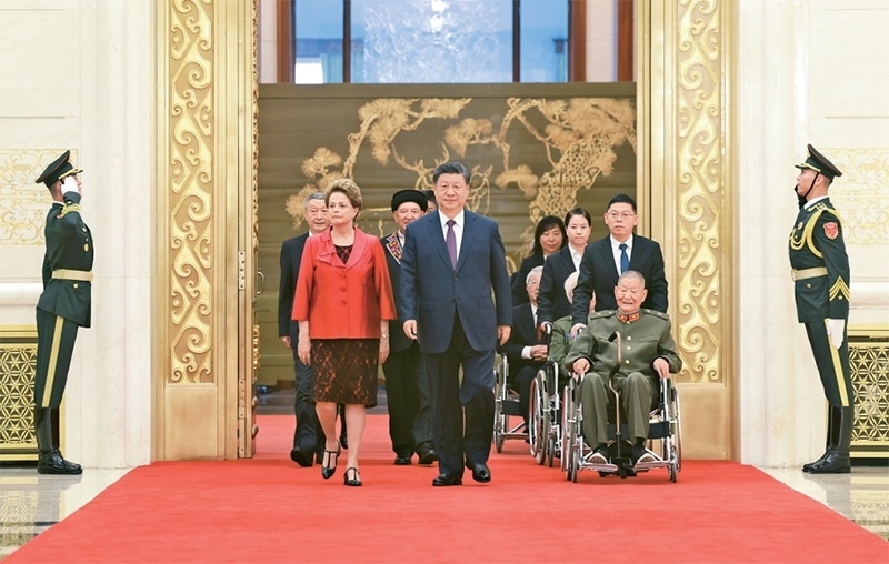 2024年9月29日，中華人民共和國國家勛章和國家榮譽稱號頒授儀式在北京人民大會堂金色大廳隆重舉行。中共中央總書記、國家主席、中央軍委主席習(xí)近平同國家勛章和國家榮譽稱號獲得者一同步入會場。 新華社記者 王曄/攝