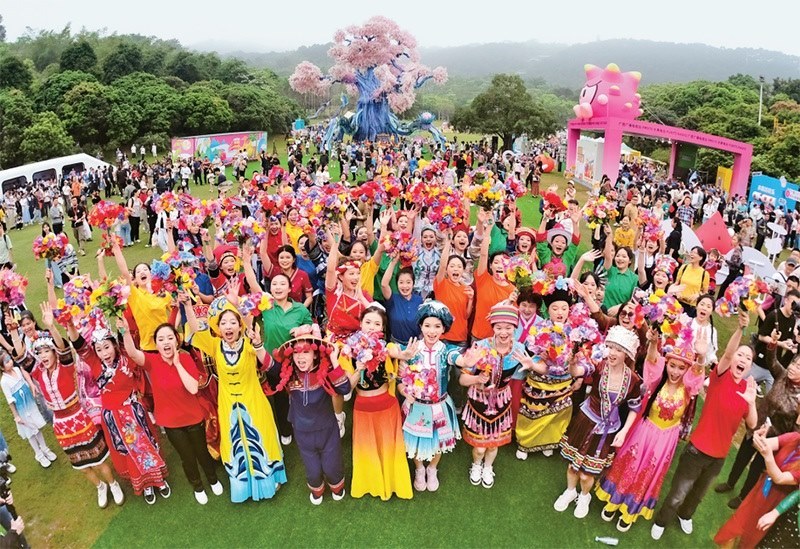 自2014年起，廣西持續(xù)舉辦“廣西三月三·八桂嘉年華”活動，各地民族民俗活動次第登臺，精彩紛呈，這個(gè)傳統(tǒng)民族節(jié)慶已演變?yōu)楦髯迦嗣窆蚕砉矘返墓?jié)日盛會和知名文化旅游品牌。圖為2024年4月11日在南寧市拍攝的活動主會場。 新華社記者 周華/攝