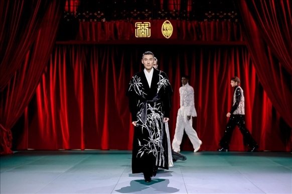 9月28日，模特在法國(guó)巴黎舉行的“2024巴黎·恭王府服飾秀”上展示服裝（主辦方供圖）