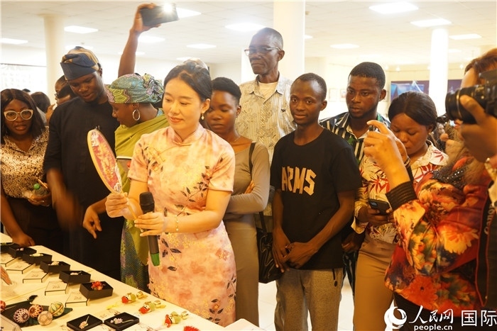 向尼日利亞觀眾介紹中國刺繡。人民網(wǎng)記者 姜宣攝