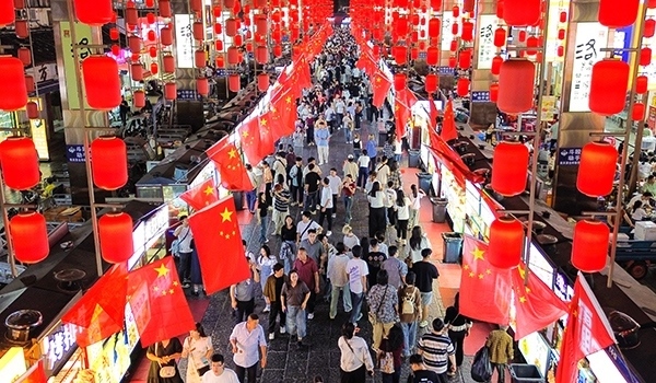 國(guó)慶臨近，河南省洛陽(yáng)市老城歷史文化街區(qū)裝扮一新，國(guó)旗招展，處處洋溢著濃厚的國(guó)慶節(jié)日氛圍。來(lái)源：人民圖片網(wǎng)