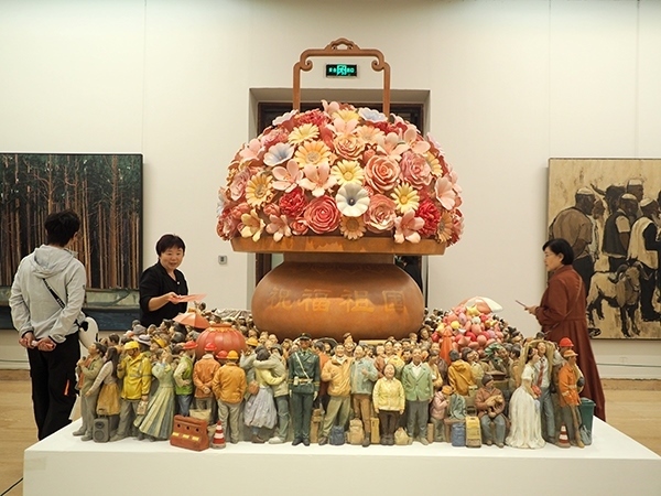 2024年9月28日，觀(guān)眾在中國(guó)美術(shù)館參觀(guān)“慶祝中華人民共和國(guó)成立75周年——第十四屆全國(guó)美術(shù)作品展覽進(jìn)京作品展”。杜建坡攝。來(lái)源：人民圖片網(wǎng)