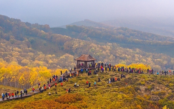 2024年9月27日，內(nèi)蒙古自治區(qū)赤峰市克什克騰旗烏蘭布統(tǒng)景區(qū)層林盡染，游人如織，風(fēng)光如畫(huà)。來(lái)源：人民圖片網(wǎng)