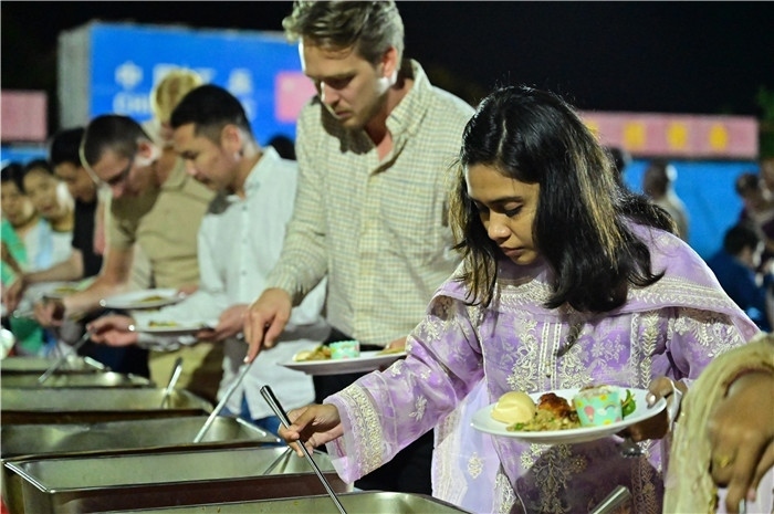 外國友人品嘗中國美食。馬騫攝