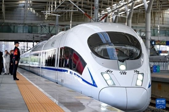 10月1日，由銀川開往惠農(nóng)的C8218次列車從銀川站駛出。