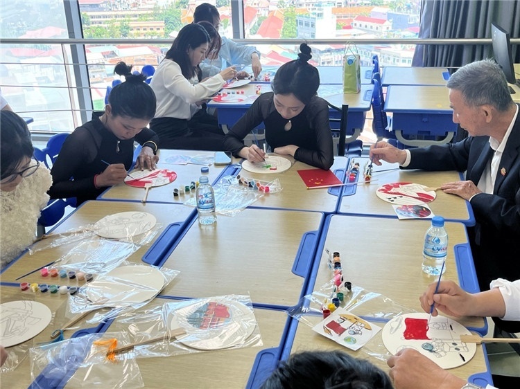 觀眾們?cè)隗w驗(yàn)畫(huà)扇。Sem Sophea攝