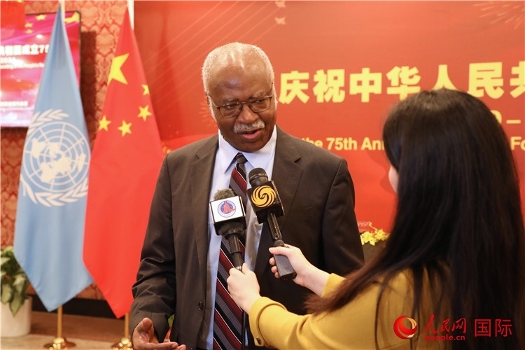 聯(lián)大主席菲勒蒙在招待會現(xiàn)場接受媒體采訪，他向中國政府和人民致以節(jié)日祝賀，表示中國的發(fā)展成就令人驚嘆。人民網(wǎng)記者 李志偉攝