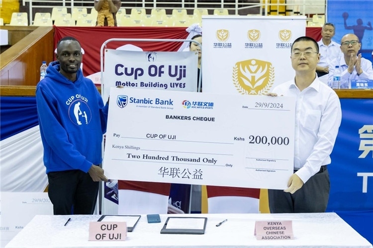 “華聯(lián)公益”與當(dāng)?shù)貙W(xué)校供餐公益組織簽訂長(zhǎng)期愛心捐助備忘錄。主辦方供圖