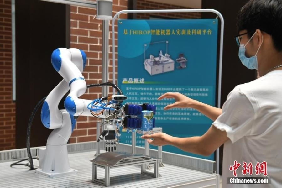  資料圖：高校為學(xué)生打造先進科研平臺。中新社記者 陳楚紅 攝