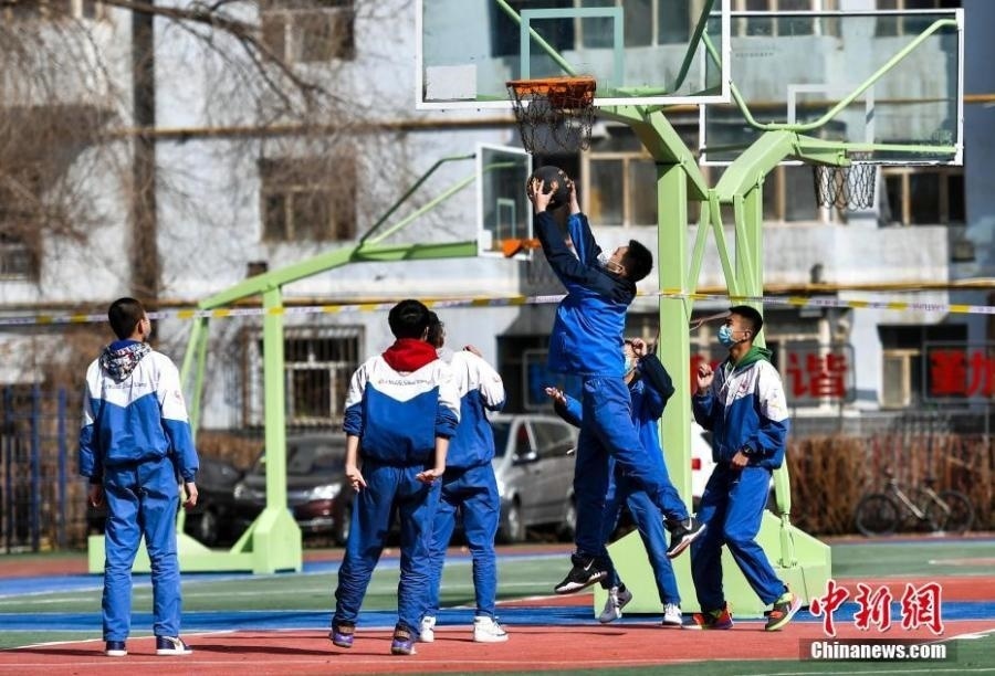 資料圖：初中生在課間休息時打籃球。中新社記者 劉新 攝
