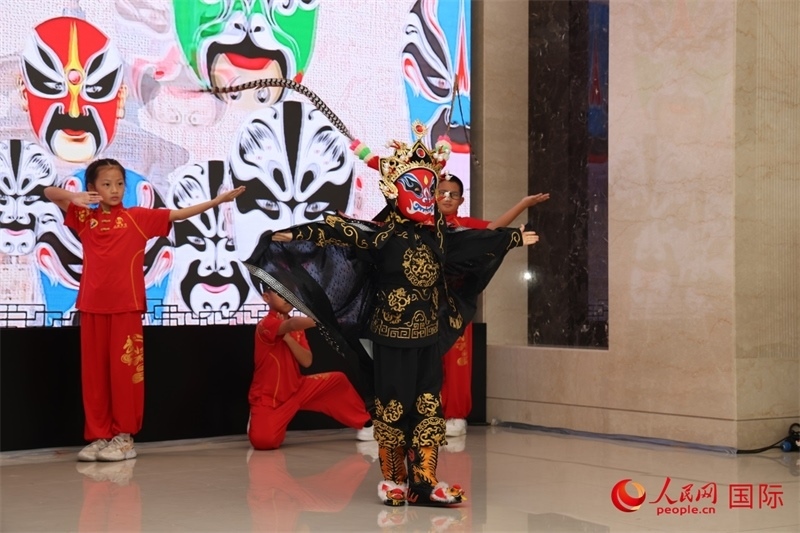 迪拜中國(guó)學(xué)校學(xué)生表演變臉。人民網(wǎng)記者任皓宇攝