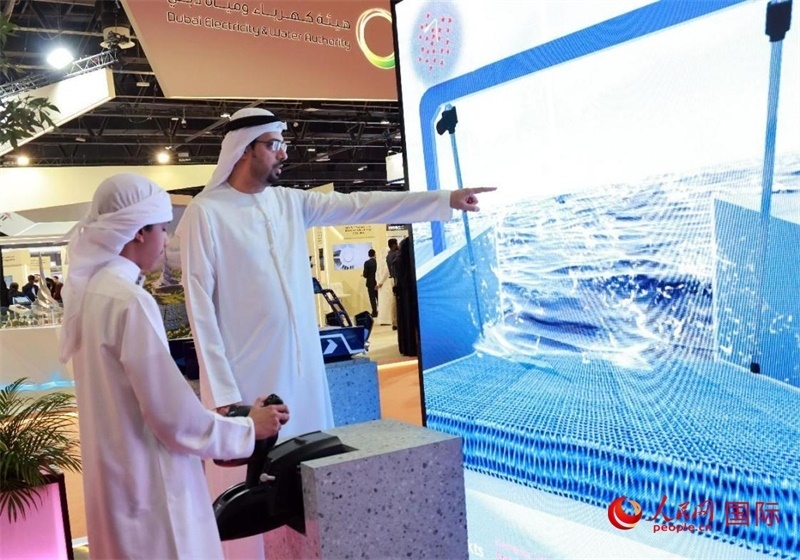 一名兒童在模擬操作船舶，撿拾海洋垃圾。人民網(wǎng)記者管克江攝