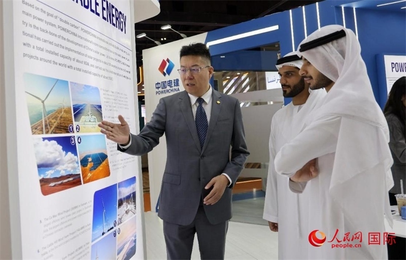 中國(guó)電建中東北非區(qū)域總部負(fù)責(zé)人向觀眾介紹公司承建的可再生能源項(xiàng)目。人民網(wǎng)記者 管克江攝
