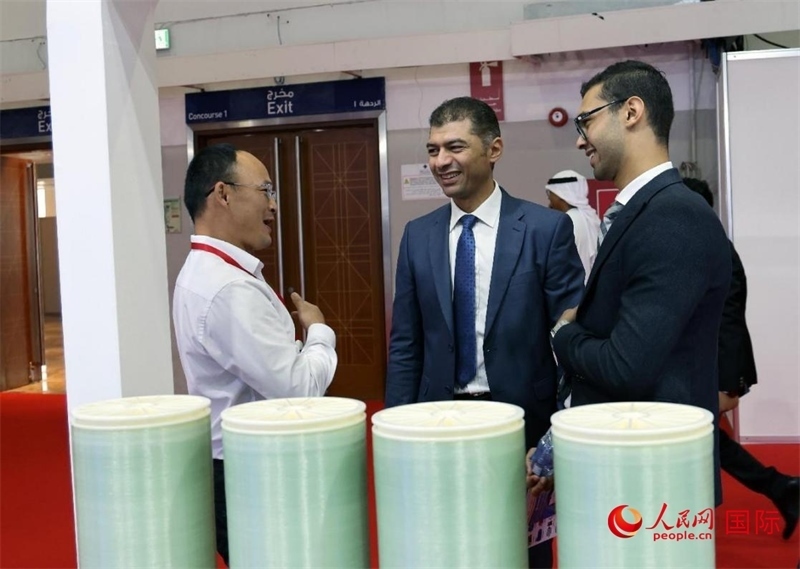 中外參展商交流。人民網(wǎng)記者管克江攝