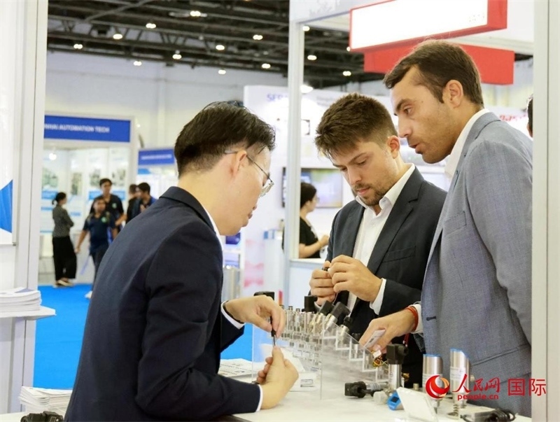 中外展商交流。人民網(wǎng)記者管克江攝