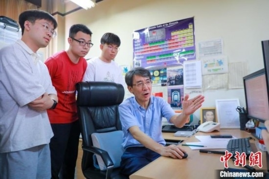 薛其坤在指導學生。 (受訪者供圖)