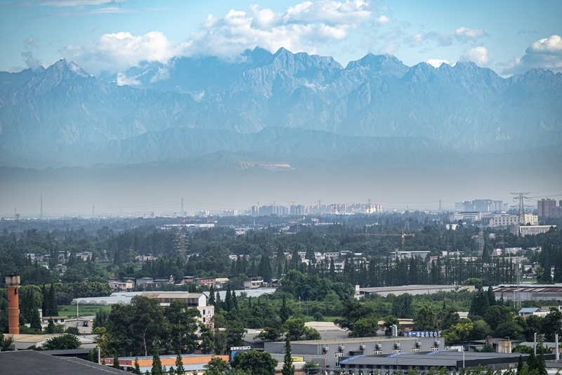 2024年7月1日，成都天氣晴好，遠處雪山清晰可見。