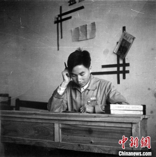 大學(xué)時期，龍樂豪在教室自習(xí)。(中國運載火箭技術(shù)研究院供圖)