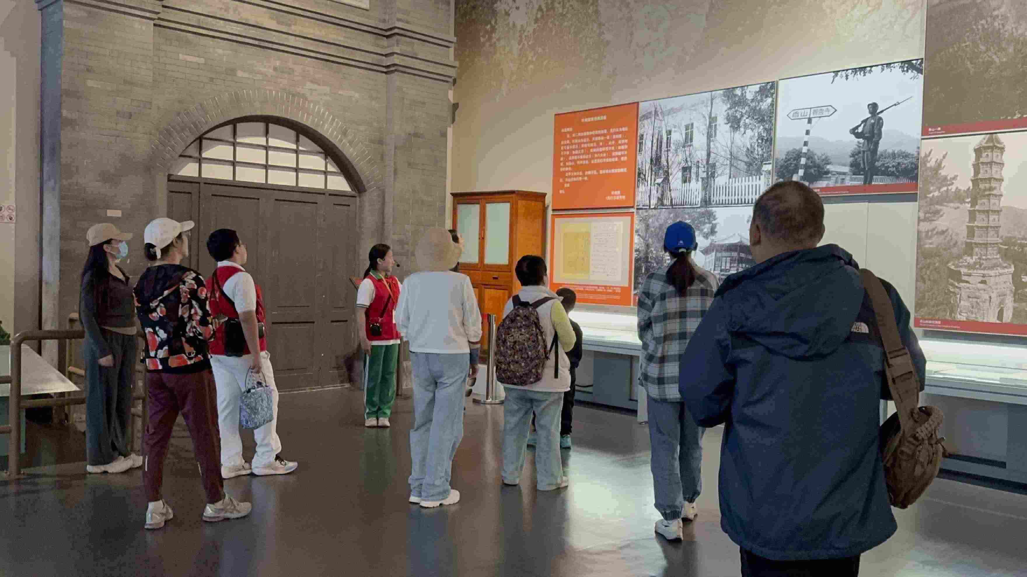 10月4日，北京香山革命紀(jì)念館內(nèi)，一名“紅領(lǐng)巾志愿者”正在為參觀者講解。人民網(wǎng)記者 劉微攝