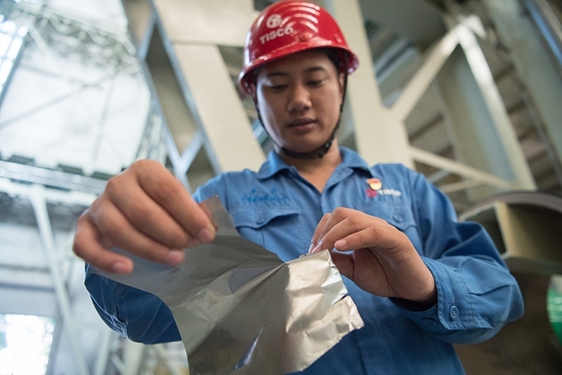 2018年8月8日，山西省太原市，太鋼不銹鋼精密帶鋼有限公司工作人員用手撕開不銹鋼。