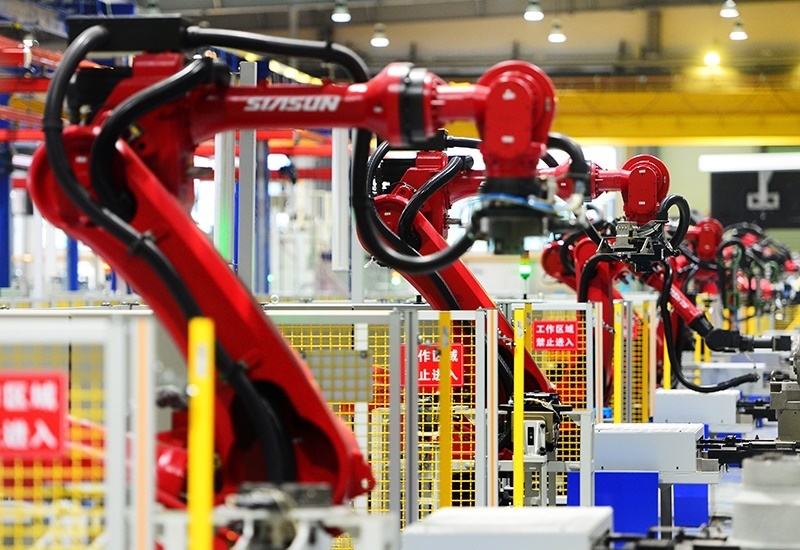 2019年11月22日，沈陽，一家數(shù)字化智能工廠內(nèi)，名為SR210的機(jī)器人正在自主地抓取各種零部件，快速組裝稍小的工業(yè)機(jī)器人。