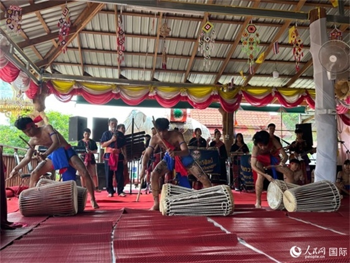 泰國藝術(shù)團(tuán)體給游客表演當(dāng)?shù)貍鹘y(tǒng)舞蹈。人民網(wǎng)記者 簡承淵攝