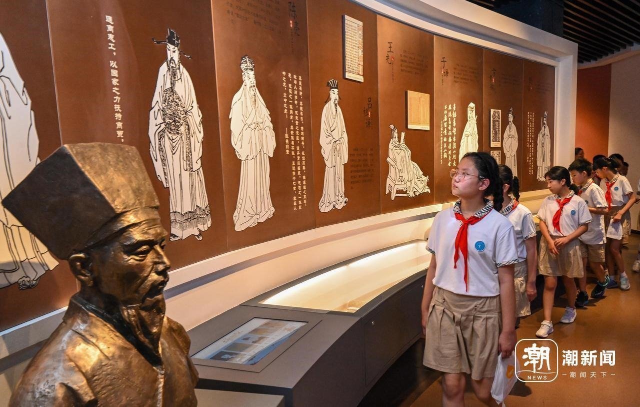 來自杭州市政苑小學(xué)的學(xué)生走進(jìn)浙江省檔案館“大寫浙江人”展廳，近距離“觸摸”歷史、走進(jìn)榜樣、聆聽故事，激發(fā)愛黨愛國愛家熱情。記者 董旭明 攝