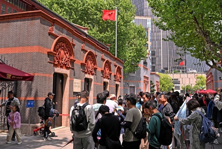 2024年5月3日，游客在位于上海的中共一大會址前參觀。新華社記者 劉穎 攝
