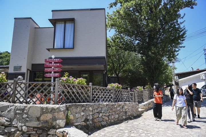 游客在北京延慶石峽村觀光（2024年6月1日攝）。新華社記者 陳鐘昊 攝