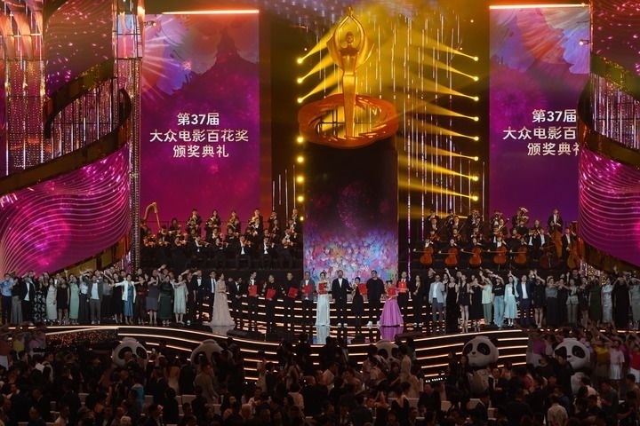 2024年8月4日，在四川成都，第37屆大眾電影百花獎獲獎者和大眾評審在舞臺上合影。新華社記者 唐文豪 攝