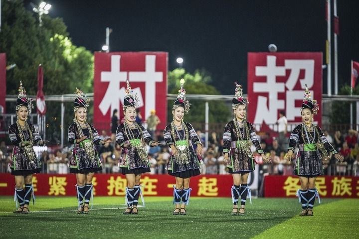 2024年9月28日，榕江縣侗族大歌隊的演員們在“村超”足球場上表演。當日，“發(fā)現(xiàn)中國之美·相約貴州村超”國際友誼賽在貴州省黔東南苗族侗族自治州榕江縣的“村超”足球場舉行。新華社記者 陶亮 攝