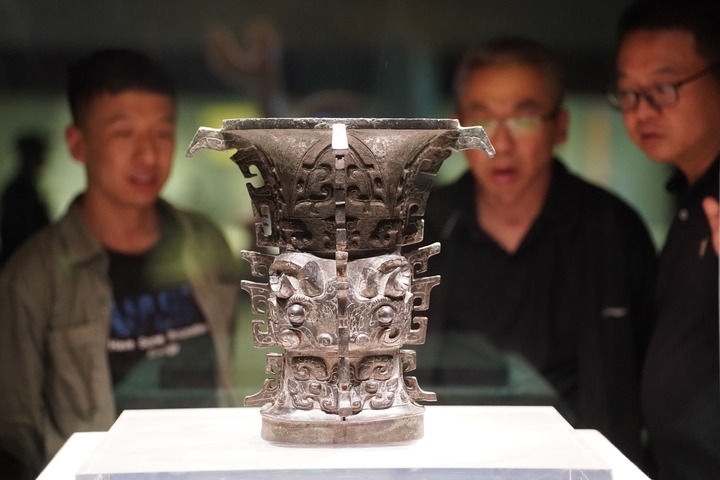 2024年5月9日，游客在陜西寶雞青銅器博物院內參觀西周文物何尊。新華社記者 邵瑞 攝