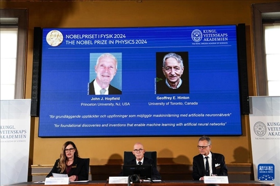 10月8日，在瑞典斯德哥爾摩舉行的2024年諾貝爾物理學(xué)獎公布現(xiàn)場，屏幕顯示獎項得主美國普林斯頓大學(xué)的約翰·霍普菲爾德和加拿大多倫多大學(xué)的杰弗里·欣頓。新華社記者 彭子洋 攝