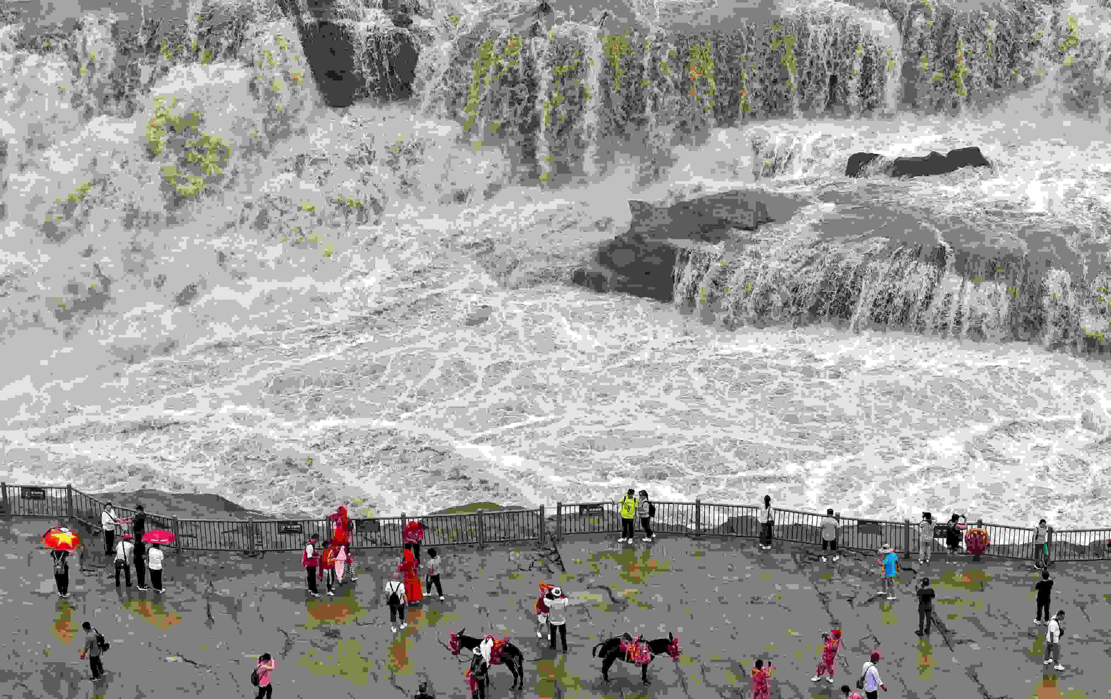 △2024年9月，游客在黃河壺口瀑布景區(qū)游覽。