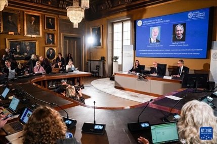 10月8日，在瑞典斯德哥爾摩舉行的2024年諾貝爾物理學(xué)獎公布現(xiàn)場，屏幕顯示獎項得主美國普林斯頓大學(xué)的約翰·霍普菲爾德和加拿大多倫多大學(xué)的杰弗里·欣頓。新華社記者 彭子洋 攝